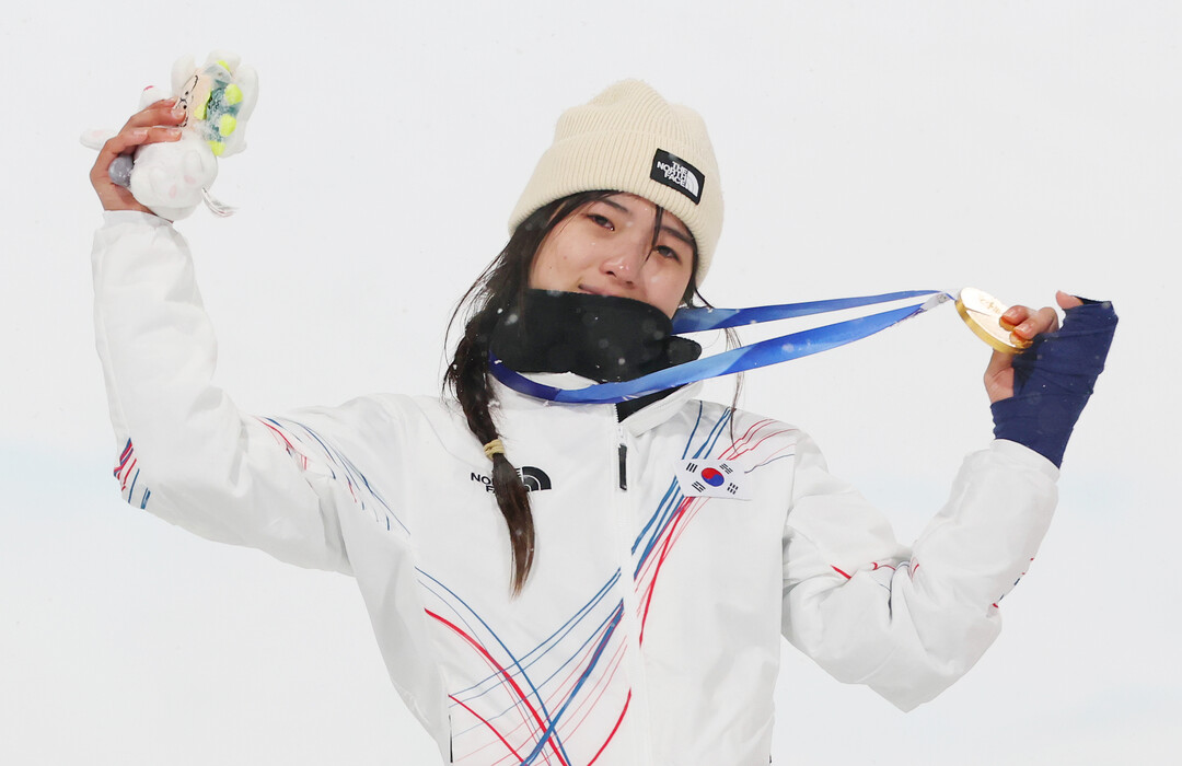 최가온 대역전 드라마…클로이 김 제치고 한국 스키 첫 금메달