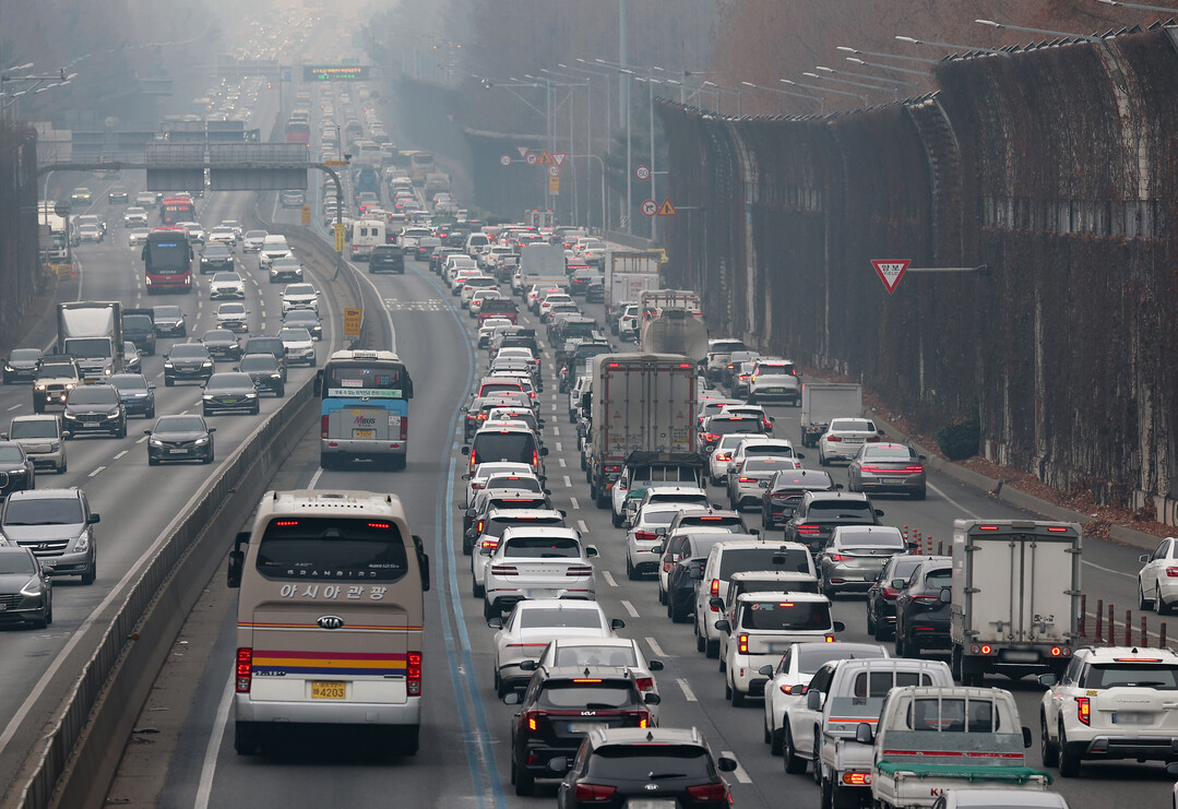 안개·미세먼지 낀 설 귀성길 정체 시작…서울→부산 6시간50분