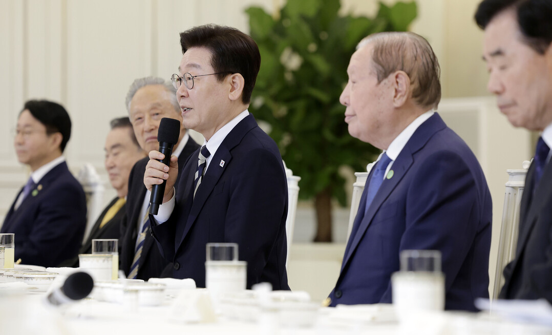 李대통령 "부동산에 묶인 돈 자본시장으로…고무적 현상"