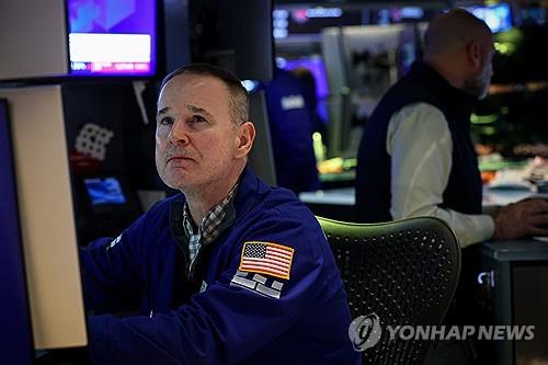 뉴욕증권 거래소의 트레이더 [로이터 연합뉴스 자료사진. 재판매 및 DB 금지]