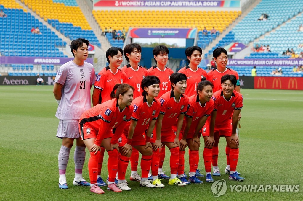 필리핀전을 앞두고 기념 촬영에 나선 한국 여자축구대표팀 선수들 [AFP=연합뉴스]