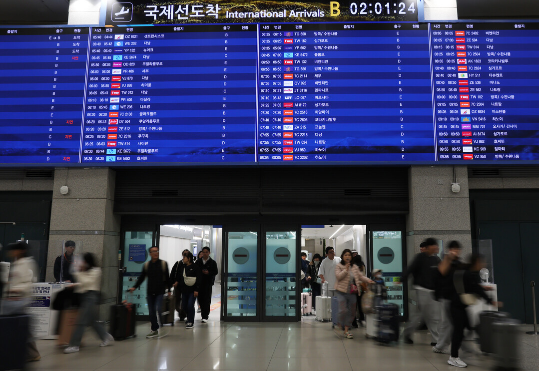 '남은 이들도 무사히 오기를'…전세기 탑승객들, 속 태운 가족들과 포옹