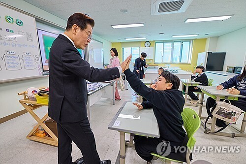 이 대통령, 청주 유·초등 지적장애 특수학교 방문…수업 참관