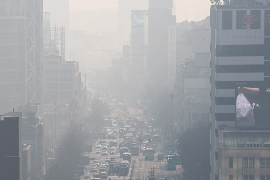 전국 미세먼지로 뒤덮여…낮 최고 19...