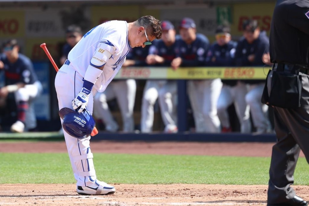 삼성으로 돌아온 최형우 삼성 라이온즈 최형우가 28일 대구 삼성라이온즈파크에서 열린 2026 프로야구 롯데 자이언츠와 개막전 첫 타석에 앞서 관중들에게 인사하고 있다. [삼성 라이온즈 제공. 재배포 및 DB 금지]