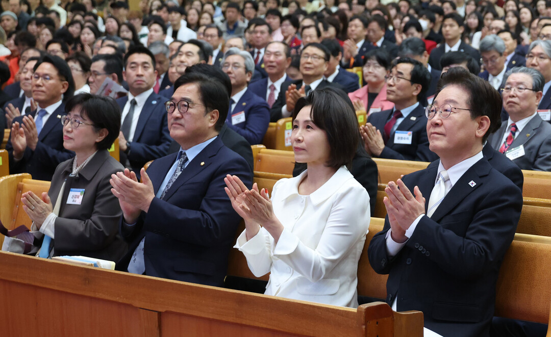 이 대통령, 부활절 맞아 여의도순복음교회서 예배…신도들 환호