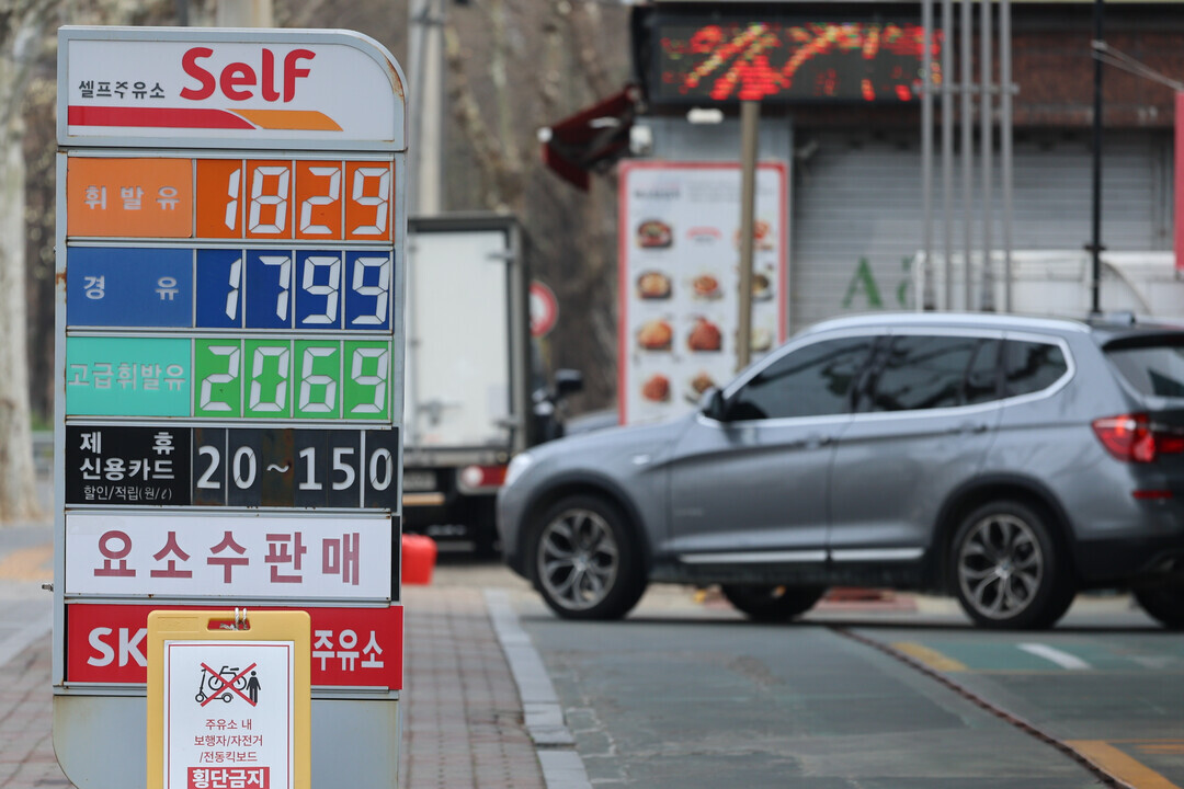 &nbsp;2차 석유 최고가격제 시행 사흘째인 29일 서울 평균 휘발유 가격이 1천900원을 넘어섰다. 유가정보시스템 오피넷에 따르면 이날 오전 9시 기준 전국 주유소 평균 휘발유 가격은 L당 1천861.8원으로 전날보다 5.9원 올랐다. 같은 시각 경유 가격은 1천855.1원으로 5.1원 상승했다. 사진은 이날 서울 시내 주유소 모습. 2026.3.29&nbsp;