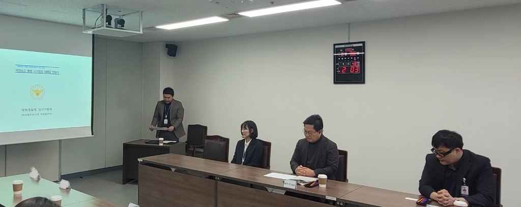 사기 피해자들 초청해 피해금 돌려준 강원경찰 [강원경찰청 제공. 재판매 및 DB 금지]