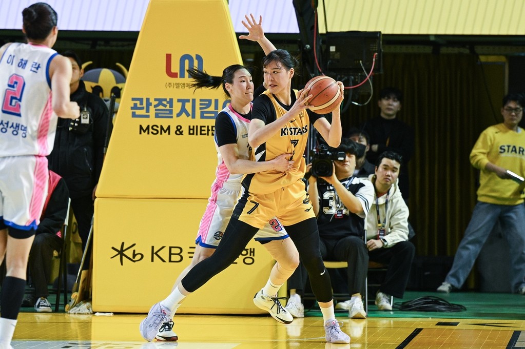 박지수와 수비하는 배혜윤 [WKBL 제공. 재판매 및 DB 금지]