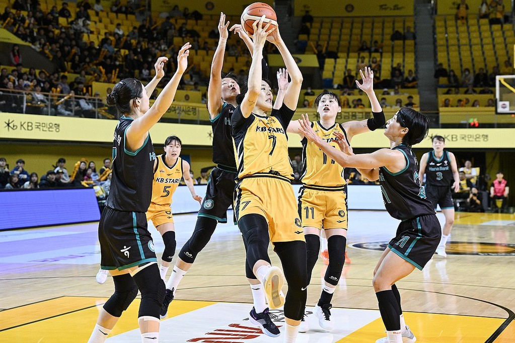 여자농구 KB, 하나은행 잡고 선두 수성…강이슬 24점 (서울=연합뉴스) 오명언 기자 = 여자 프로농구 청주 KB가 부천 하나은행을 2연패에 빠뜨리고 단독 선두 자리를 굳게 지켰다.
    KB는 23일 청주체육관에서 열린 BNK금융 2025-2026 여자프로농구 정규리그 홈 경기에서 하나은행을 72-61로 꺾었다. 
    직전 경기에서 아산 우리은행을 꺾고 단독 1위에 오른 KB는 이날 승리로 19승 8패를 기록, 2위 하나은행과의 격차를 1.5경기로 벌리며 기세를 올렸다. 여자농구 KB와 하나은행의 경기 장면. 2026.2.23 [WKBL 제공. 재판매 및 DB 금지]