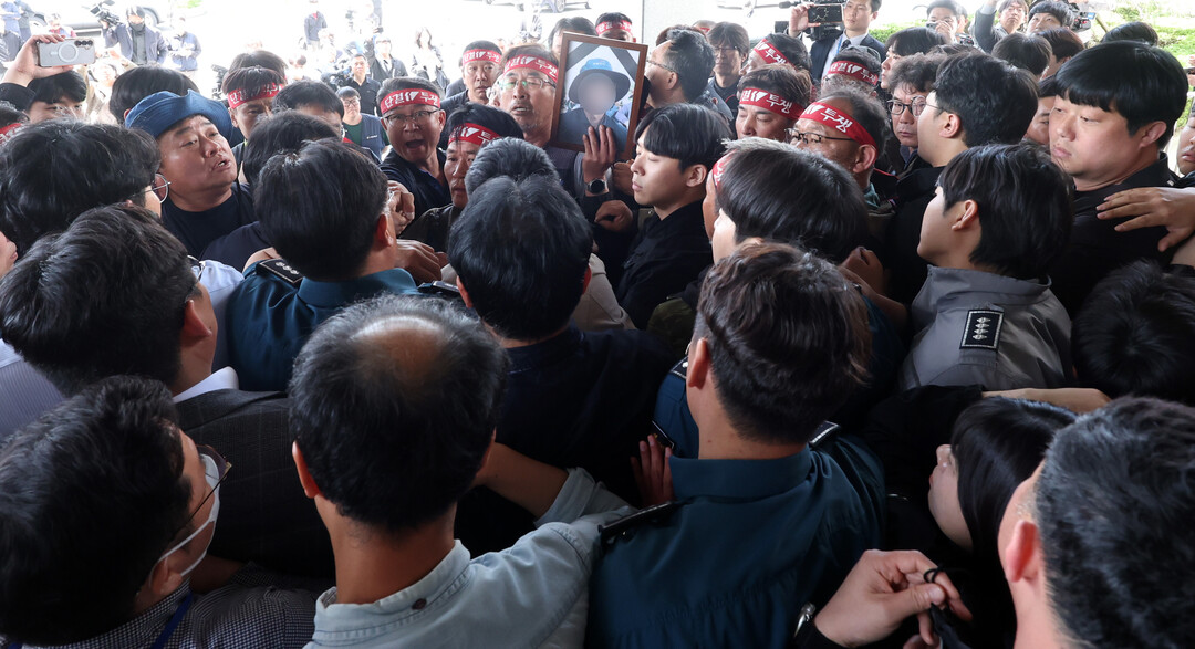 '조합원 사상' 화물연대, BGF·경찰 규탄회견…경찰과 한때 대치