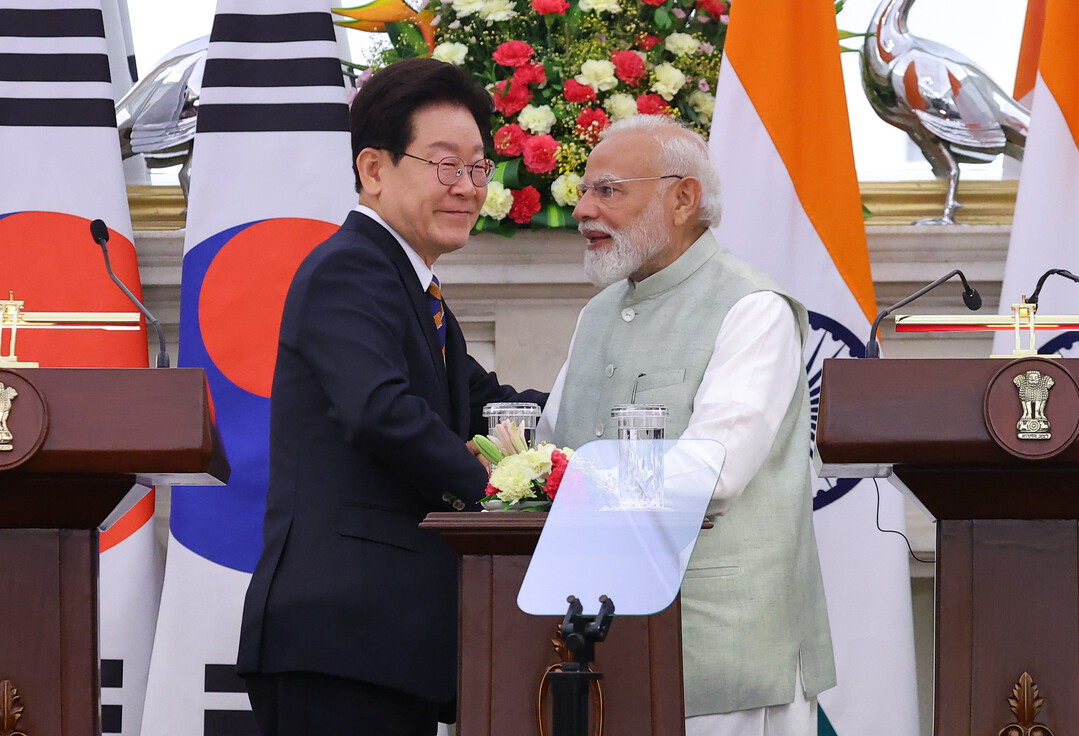 이 대통령, 모디 총리에 '신라 반가사유상·호랑이 수묵화' 선물