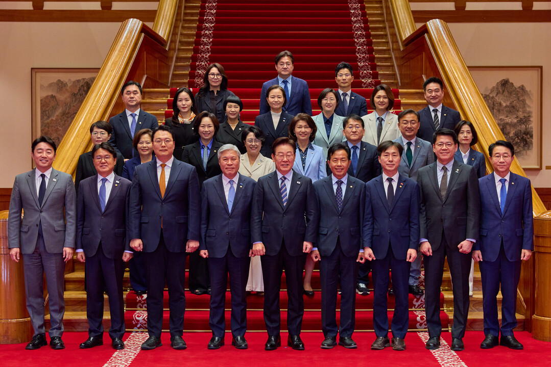 이 대통령, 비교섭단체 만나 정치양극화 극복 강조…檢개혁도 논의