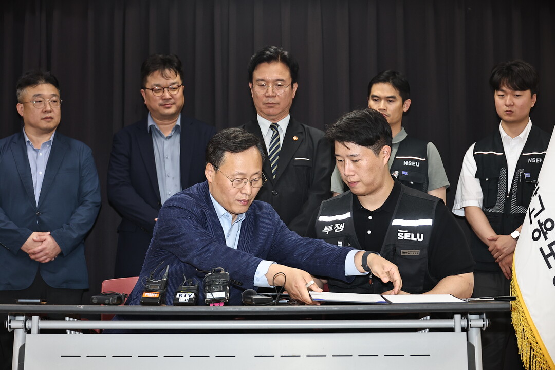 한국경제 100조 치명타 우려에 삼성전자 노사 벼랑끝 잠정합의