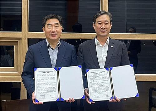목포대&middot;순천대, 대학 통합&middot;통합 의대 추진 극적 합의 (서울=연합뉴스) 국립 목포대학교와 국립 순천대학교가 전남 지역 숙원인 의과대학 설립을 위해 대학 통합과 통합 의대 추진에 극적으로 합의했다.
    16일 목포대와 순천대에 따르면 송하철 목포대 총장과 이병운 순천대 총장은 지난 15일 저녁 만나 통합 추진 원칙, 로드맵 등에 합의했다. 사진은 기념사진을 찍는 이병운 순천대 총장(왼쪽), 송하철 목포대 총장. 2024.11.16 [목포대학교 제공. 재판매
 및 DB 금지] photo@yna.co.kr