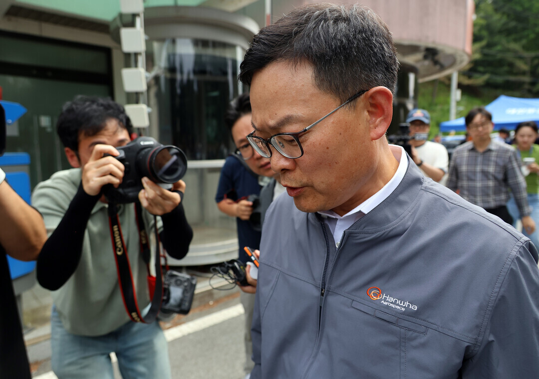1일 오전 대전 유성구 외삼동 한화에어로스페이스 대전사업장에서 폭발 사고가 난 가운데 손재일 한화에어로스페이스 대표이사가 언론 브리핑을 마친 뒤 굳은 표정으로 이동하고 있다.&nbsp;