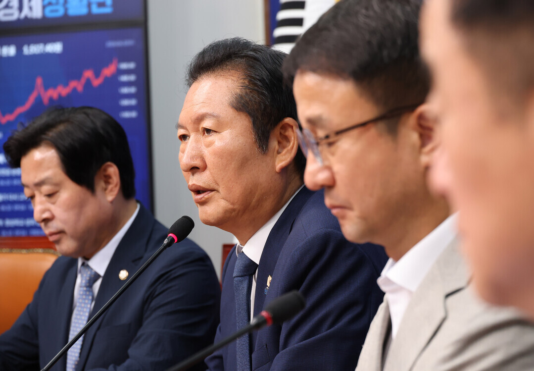 더불어민주당 정청래 대표가 10일 국회에서 열린 최고위원회의에서 발언하고 있다.