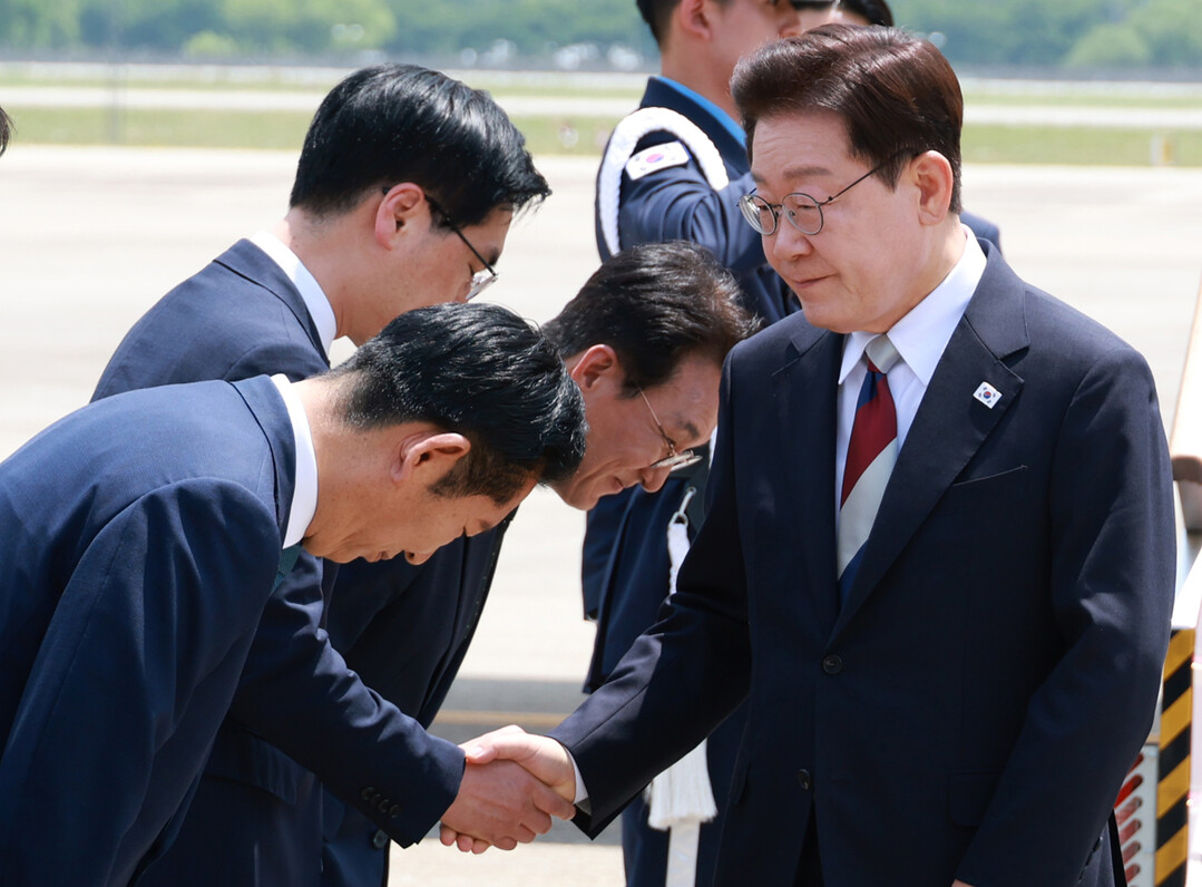 몸 낮춘 정청래 "월클·국격" 연일 이 대통령 띄우기…비당권파 "과유불급"