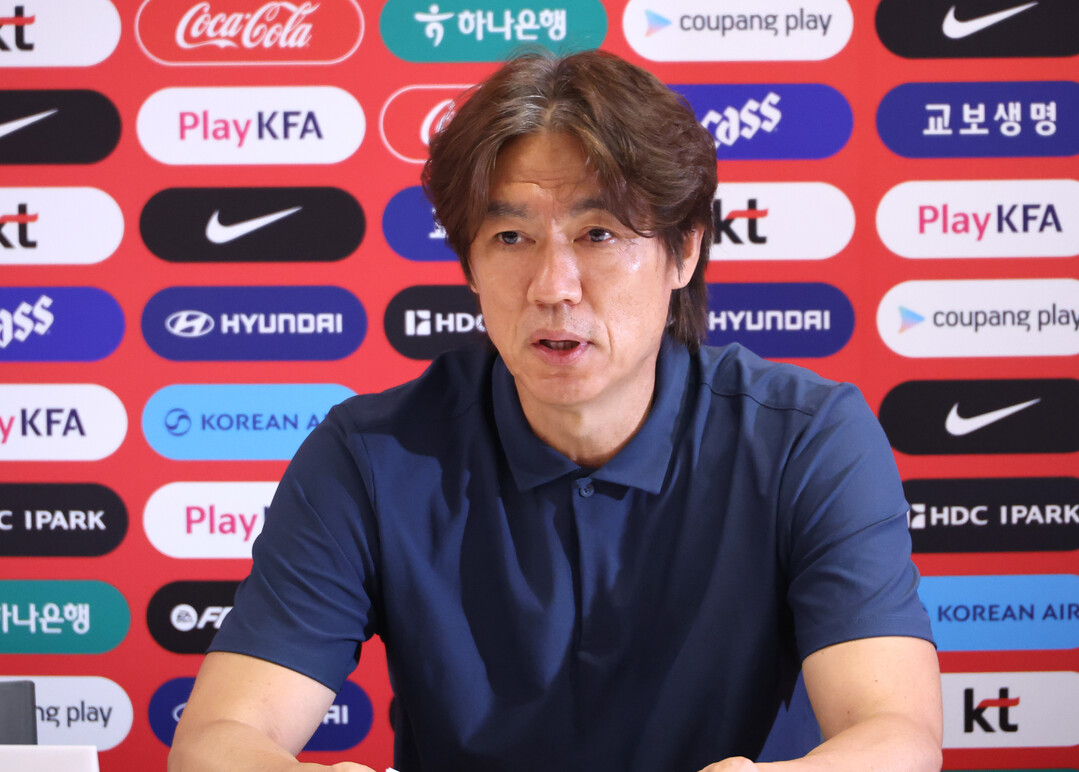 홍명보 감독, 32강 불발 책임지고 ...
