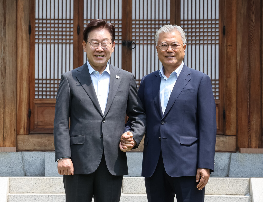 이 대통령 만난 문재인 전 대통령 "국민통합 하려면 당내 단합이 출발점"