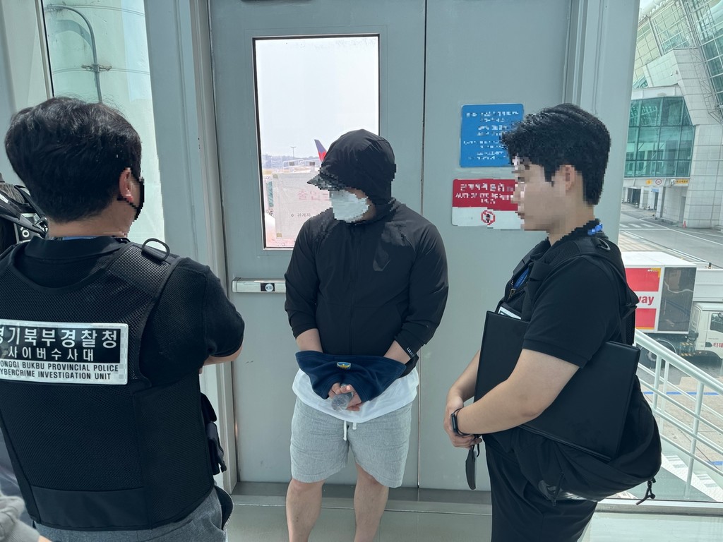 송환 당시 체포영장 집행 [경기북부경찰청 제공, 재판매 및 DB 금지]