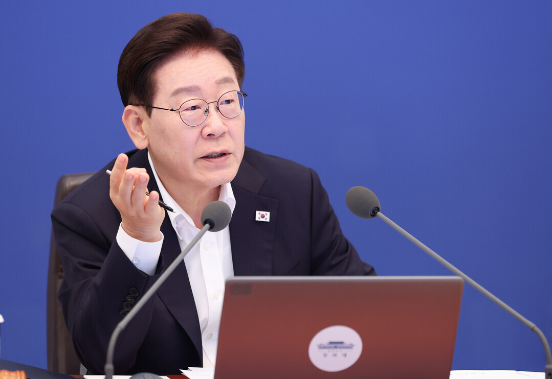 이 대통령 "부동산에 매달리는 건 원시적…생산적 금융 전환"