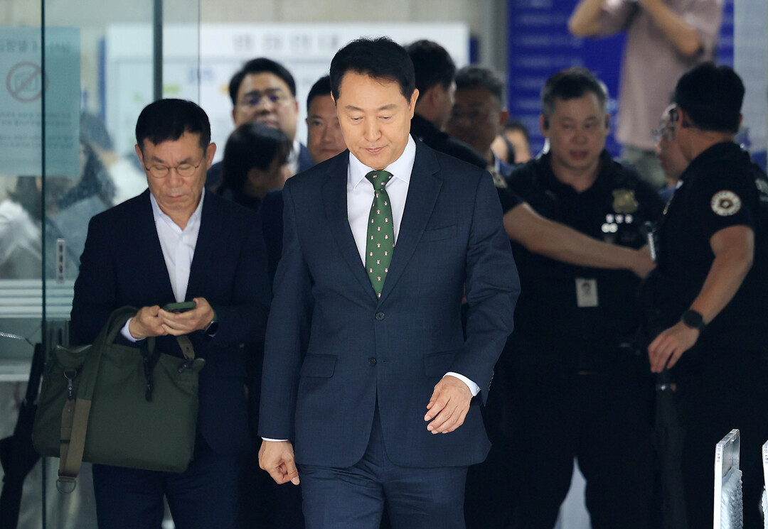 오세훈, '여론조사 대납' 1심 벌금 1천만원…확정 땐 시장직 잃는다