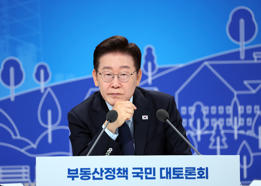 이 대통령 "'똘똘한 한채'가 부동산 왜곡.. 세 부담 높이면 시장 안정"