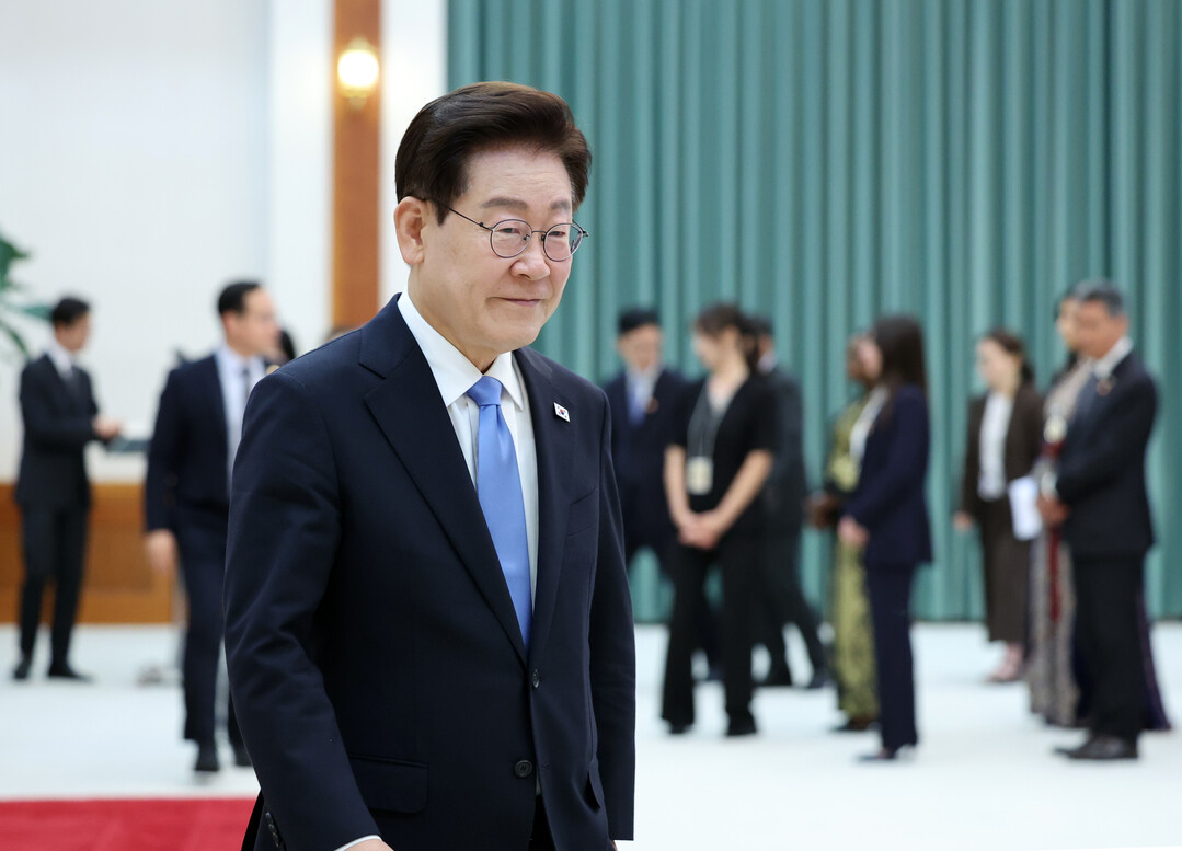 이 대통령 지지율 소폭 하락한 51%…민주 44%·국힘 23%[갤럽]