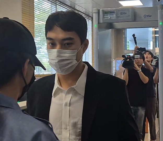 법정 들어서는 최영중 [독자 제공]