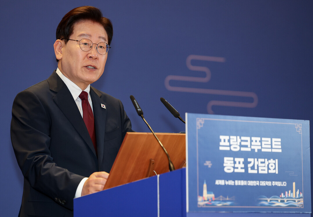 李대통령 지지율 45.9% 취임후 최저…"증시폭락·개헌논란 영향"