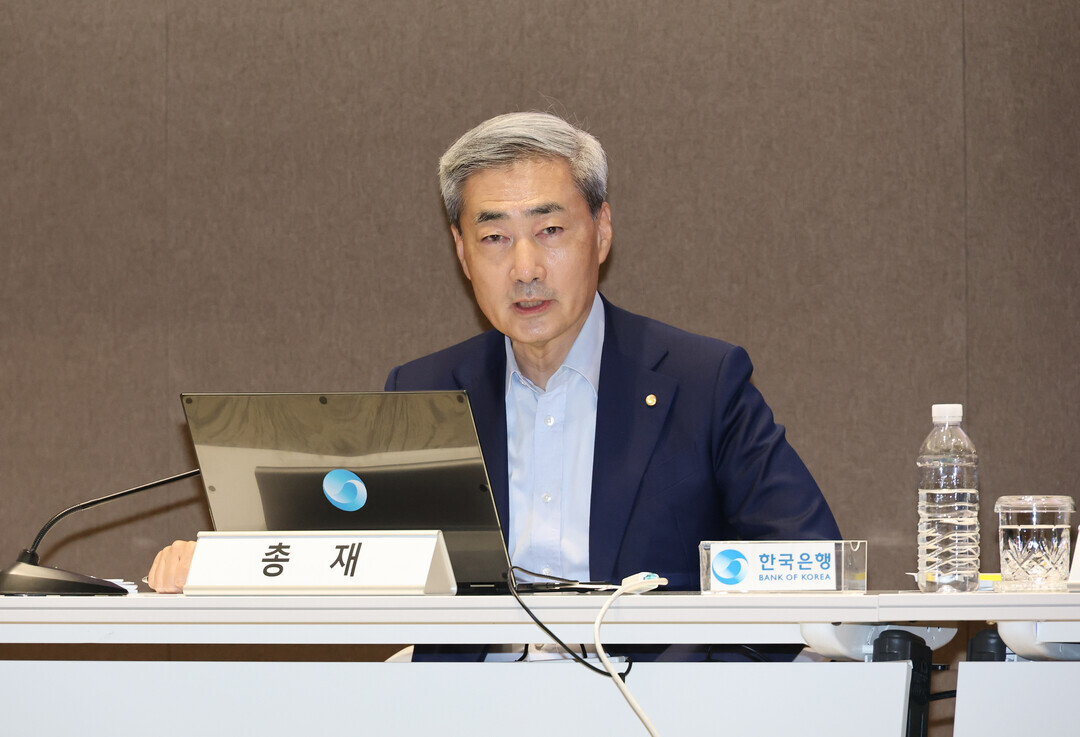 신현송 한국은행 총재가 17일 서울 중구 하나은행 별관에서 2026년 상반기 물가안정목표 운영상황 점검을 발표하고 있다.&nbsp;