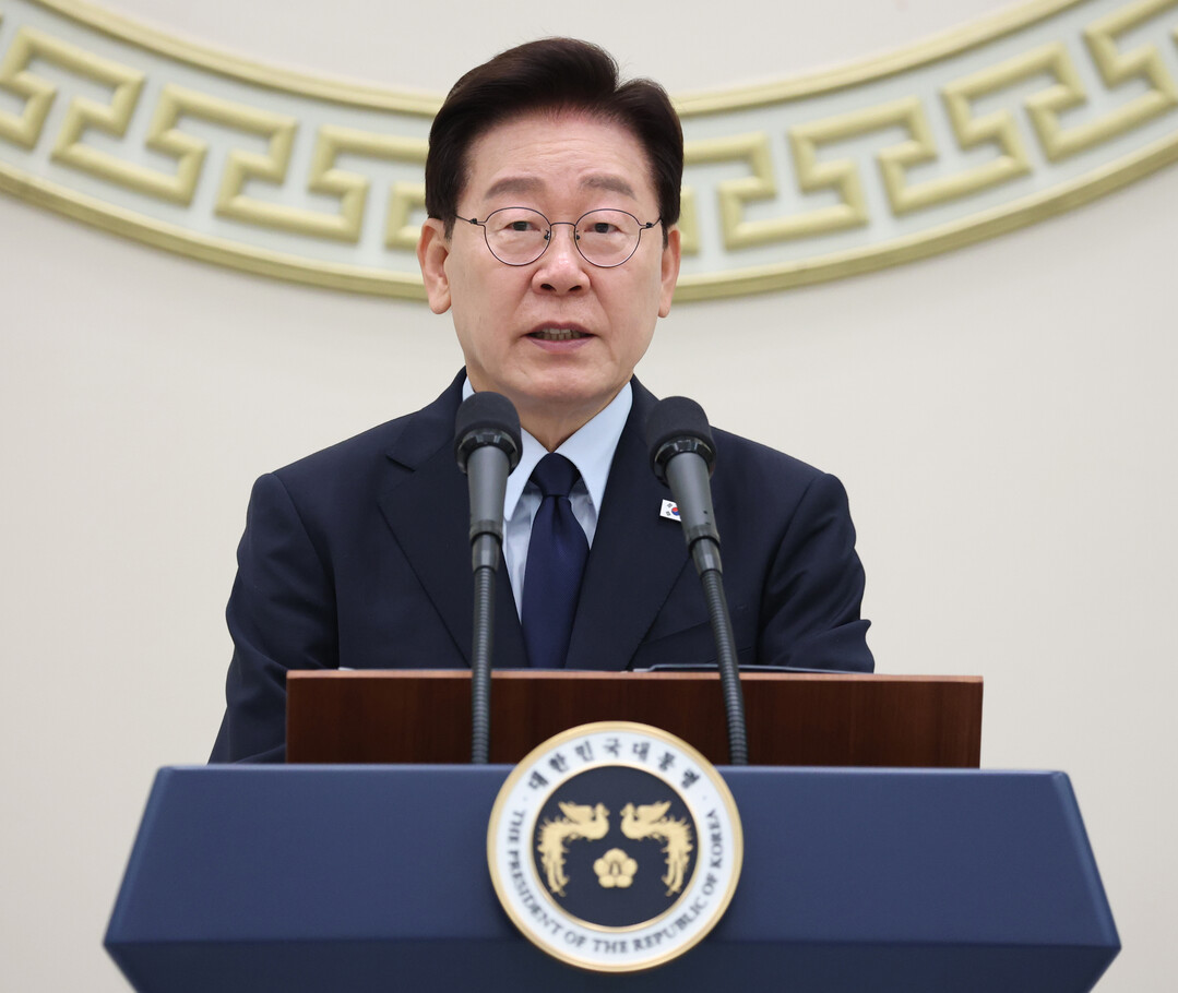 李대통령 지지율 43.3% 취임 후 최저…민주 44.6%·국힘 37.6%