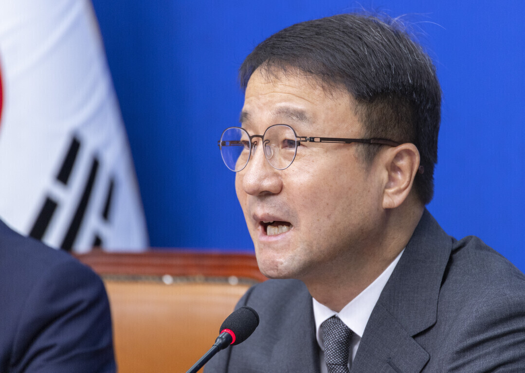 더불어민주당 한병도 당 대표 권한대행 및 원내대표가 29일 국회에서 열린 최고위원회의에서 이번주 초 22대 하반기 국회 원구성을 강력히 요구하는 발언을 하고 있다.