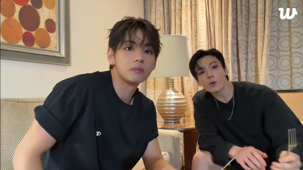 위버스 라이브를 진행하는 그룹 방탄소년단(BTS)의 뷔(좌)와 정국(우) [위버스 라이브 캡처. 재판매 및 DB 금지]