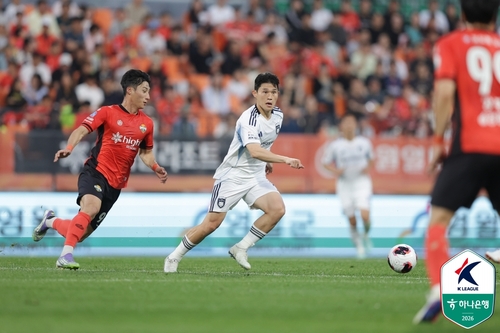 울산 이동경(가운데)이 강원전에서 드리블하는 모습. [한국프로축구연맹 제공. 재판매 및 DB 금지]