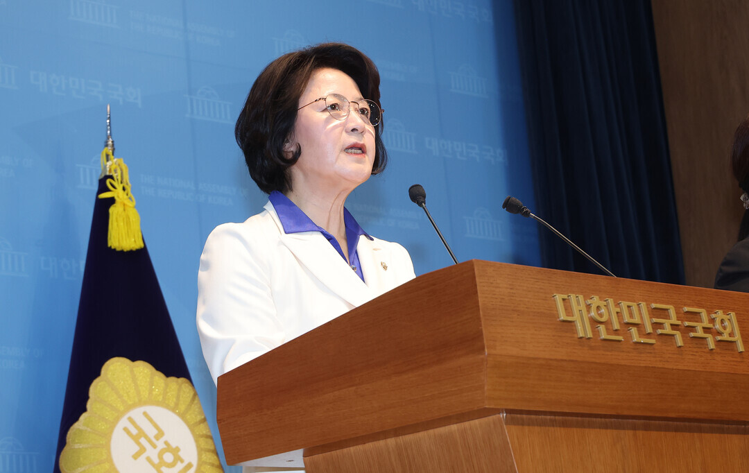 더불어민주당 추미애 경기도지사 후보가 8일 국회 소통관에서 기자회견을 열고 있다.