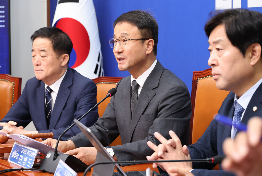 더불어민주당 한병도 당 대표 직무대행 겸 원내대표가 15일 국회에서 열린 최고위원회의에서 발언하고 있다.&nbsp;
