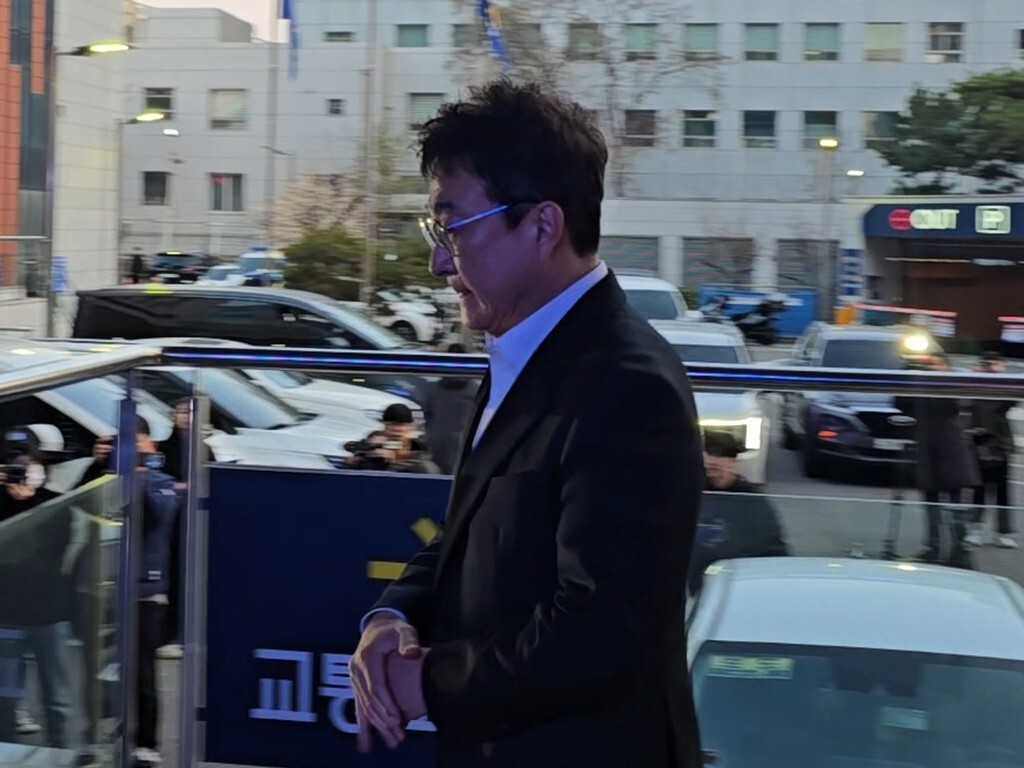 경찰 조사 마친 배우 이재룡 [촬영 최원정]