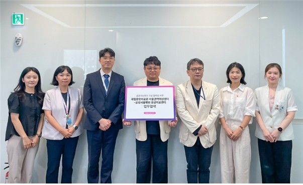 (서울=연합뉴스) 국립중앙의료원 서울권역외상센터와 삼성서울병원 응급의료센터가 중증외상환자 진료협력을 위한 업무협약을 체결했다. 가운데 폼보드 기준으로 왼쪽이 윤석화 국립중앙의료원 서울권역외상센터장, 오른쪽이 심민섭 삼성서울병원 응급의료센터장. 폼보드를 들고 있는 인물은 이건탁 삼성서울병원 응급의학과 교수. 2026.09.02. [국립중앙의료원 제공. 재판매 및 DB 금지]
