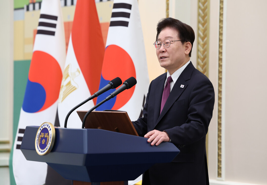 李대통령 지지율 35.2%…민주 35.5%·국힘 41.3% 오차내 역전