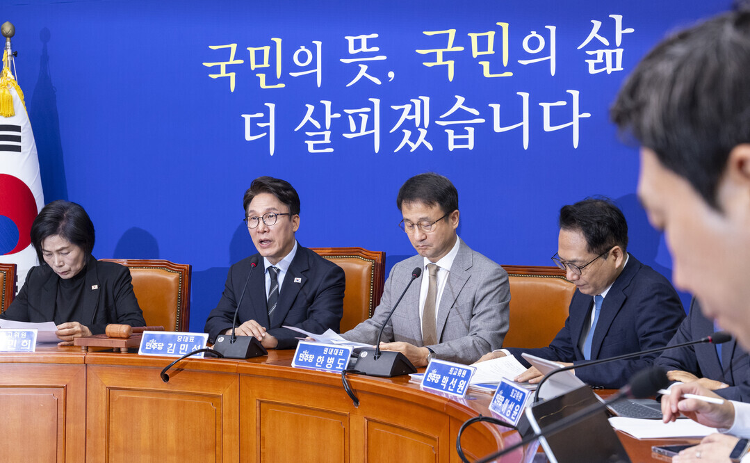 더불어민주당 김민석 대표가 12일 국회에서 열린 최고위원회의에서 발언하고 있다.