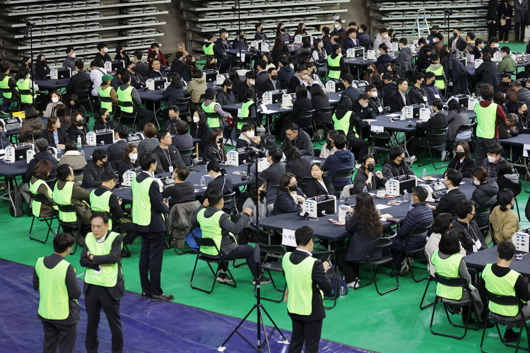 247만 장 투표용지 검증 돌입…예정보다 3시간 늦게 시작